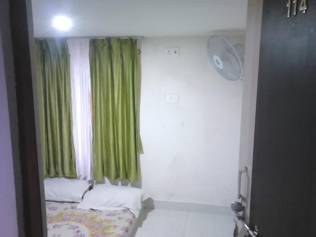 Leela Guest House Varanasi Room photo